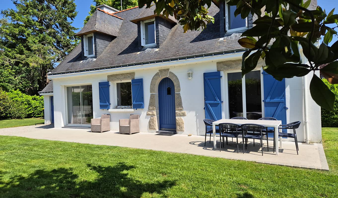 Repas conviviaux sur la terrasse