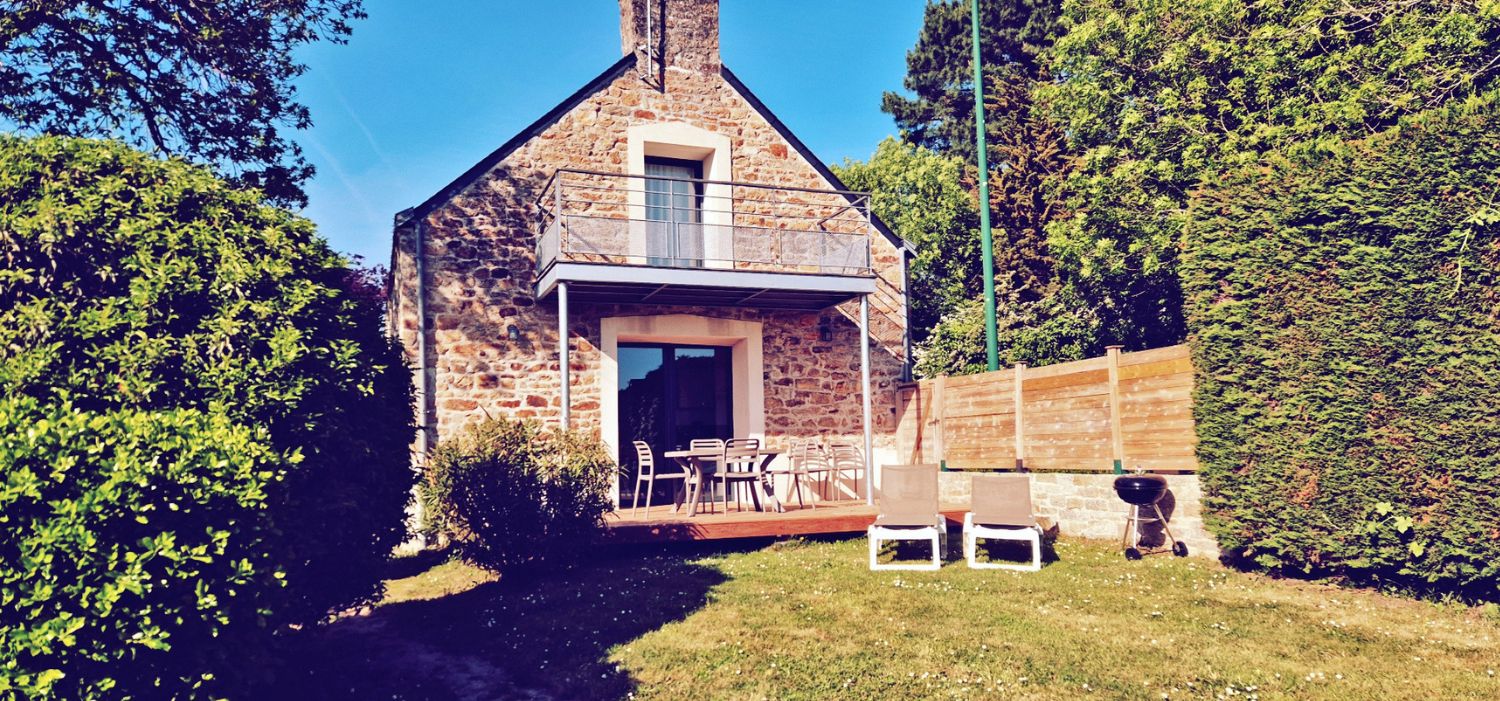 Terrasse couverte et grand jardin